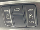 【両側パワースライドドア】スマートキーや運転席のスイッチで後席両側スライドドアの開閉が可能♪電動だから力を入れてドアを開ける必要が無く、小さなお子様でも簡単に開け閉めでき快適です♪