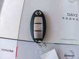 インテリジェントキーを携帯していれば、リクエストスイッチを軽く押すだけでドアのロック・アンロックが可能です。