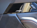 BOSEサウンドシステムを搭載。「良い音を出す」ではなく、その車種のごとに特徴を計算(車種専用設計)し、「反響音」を作り出すことによってどの座席でも自分中心で音が聴こえ、「心地よい空間」を作り出します。
