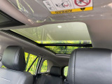 【パノラマルーフ】大型のガラスルーフ搭載で車内の解放感が一気にアップ!開放的なドライブをお楽しみいただけます。