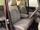 女性でも運転がしやすいように、シートの高さ調整機能(シートリフター)がついています。運転席と助手席の間が空いている為、助手席側への移動がスムーズです。交通量の多い道でも助手席側から乗り降りができます。