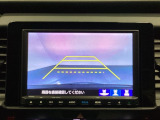 バックでの車庫入れも安心です! リアカメラが付いているバックモニター付のナビを装備しております。操作線もついており距離感も画面から確認できます。