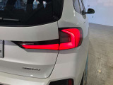 L字型リアコンビランプ:BMWの伝統的なデザインのひとつです。夜間でも誰が見てもBMWとわかる印象的なデザイン。