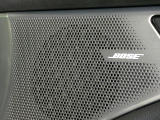 【BOSEサウンドシステム】メーカーオプションの高品位サウンドシステムを搭載。専用のチューニングが施された大小様々なスピーカーから良質なサウンドが奏でられ、臨場感あふれる音響空間を演出します。