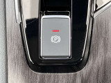 電動パーキングブレーキ。スイッチを引き上げるだけでパーキングブレーキがかけられます。ブレーキを踏んでスイッチを押下すると解除されます。