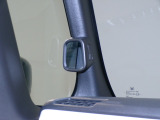 停車時や発進時、対向車とのすれ違いや路肩に寄せるときなど、車両左側前方を確認するときに役立ちます。