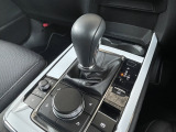 マツダコネクトの10.25インチワイドセンターディスプレイです。『Android Auto』『Apple CarPlay』や独自のコネクテッドサービスに対応したインターフェイスシステムです。