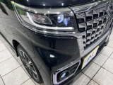 【LEDヘッドライト】悪天候や夜間走行時も良好な視界を確保し安心して運転できる高輝度LEDヘッドライトを装備!点灯速度が早く、消費電力も抑えられています。