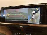 【パノラミックビューモニター】映像で、見づらい車両周辺の確認をアシスト。クルマを真上から見ているような映像を表示。 運転席から確認しにくい車両周囲の状況を把握。
