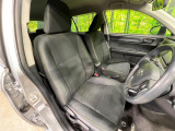 運転席まわりには十分なスペースがあり、大柄な方でもゆったり運転していただける環境です。