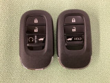 スマートキーを装備しています。鍵を差し込むことなくドアロックの開け閉めと、スタートボタン操作でのエンジンスタートができます。ボタン操作でトランクが開けられる電動テールゲートのボタンもついています。