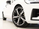 ダイヤモンドカット/ブラック5トリプルスポーク8.0J&times;19インチアルミホイール。衝突回避・被害軽減ブレーキシステムやパイロット・アシストなど、数多くの先進安全・運転支援機能を標準装備。