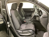 女性でも運転がしやすいように、シートの高さ調整機能(シートリフター)がついています。広い足元にゆったり座れるシートには肘掛も装備しており長距離の運転でも疲れにくいシートです。