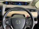 ステアリング右手側に安全運転支援機能のホンダセンシングをコントロールするスイッチ、左手側にオーディオ関連のコントロールスイッチを配置、視線を逸らすことなく運転に集中できます