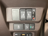両側電動スライドドアは運転席から操作ができるよう、操作スイッチが付いています。Hondaセンシング用のVSA(ABS+TCS+横滑り抑制)解除と路外逸脱抑制機能などのスイッチがあります。