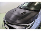 この車には、ボンネットにカーボン調ラッピングを施行してあります。カーボンルーフから繋がるお洗練されたカーボン調ボンネットが独創性とスポーティさ、そしてお洒落な上質感をプラスしています。