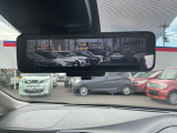 【インテリジェントルームミラー】切替レバーで後方を見やすく映像にできます。