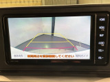 リバースギアに入れるだけで後方の表示へ切り替わります。夜間や雨の日の駐車も楽になりますよ。