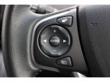 ハンドル左部分でオーディオ操作が可能です。運転中でも目線をずらさずに運転に集中できます。