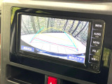 【バックカメラ】駐車時に後方がリアルタイム映像で確認できます。大型商業施設や立体駐車場での駐車時や、夜間のバック時に大活躍!運転スキルに関わらず、今や必須となった装備のひとつです!