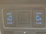 【両側パワースライドドア】スマートキーや運転席のスイッチで後席両側スライドドアの開閉が可能♪電動だから力を入れてドアを開ける必要が無く、小さなお子様でも簡単に開け閉めでき快適です♪