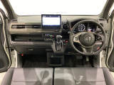 車内は光触媒抗菌消臭施工済です。スタイリッシュなデザインで暖かみのあるインパネ周りを演出します。グローブボックスやカップホルダーのほかにトレーなどたくさんの収納スペースが装備されています。