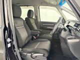 乗降がしやすい運転席。高さが調節できて小柄な方でも運転しやすいポジションをとることができます。