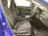 広い足元にゆったり座れるシートには肘掛けも装備しており長距離の運転でも疲れにくくなってます。女性でも運転がしやすいように、シートの高さ調整機能(シートリフター)がついています。