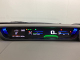 中央にデジタル表示のスピードメーターを配したハイブリット専用メーターになっています。左側のインフォメーション画面で燃費などの情報を確認できます。