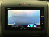ギヤをR(バック)に入れるとナビの画面に後ろの映像が映るリアカメラ付です。後退時、コンディションが悪い視界でもカラーバックモニターがドライバーをサポートします。