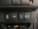 Hondaセンシング用の、VSA(ABS+TCS+横滑り抑制)解除と路外逸脱抑制機能のオンオフスイッチなどはハンドルの右側に装備しています。