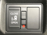 【パワースライドドア】スマートキーや運転席のスイッチでスライドドアの開閉が可能♪電動だから力を入れてドアを開ける必要が無く、小さいお子様でも、重い荷物を持っている時もラクに開け閉めできます♪