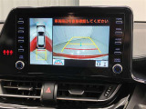 車庫入れなど後進運転時に死角をモニターで確認ができて安全です♪ ステアリング操作の参考になるガイド線も表示しますので車庫入れがニガテな方も安心ですネ!