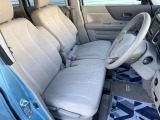 運転席まわりには十分なスペースがあり、大柄な方でもゆったり運転していただける環境です。