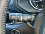 レバーをAUTOの位置にしているとき、レインセンサーが雨を感知すると、雨量に応じてワイパーが自動で作動してくれるオートワイパーを装備!設定変更で非作動にすると、間欠作動に固定されます。