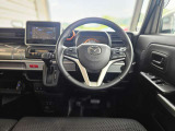 【運転席インテリアデザイン】左右対称のインテリアデザインでドライバーを包み込み運転に集中できるように設計されています。