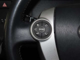 ステアリングスイッチ付きで、運転中に視線を前に向けたまま操作できます。