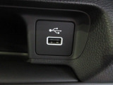 アクセサリーソケットにUSBポートも装備してます。ナビのAV出力や携帯電話の充電などに便利です。