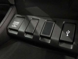 USBポート付きでスマホの充電もできる