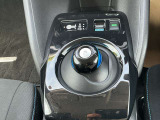 日産リーフ専用のシフトレバーは操作しやすく電動サイドブレーキ機能も付いています♪