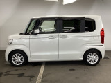 限られたスペースでも、スライドドアなら開閉がスムーズ!隣の車や壁にぶつかる心配がありません。