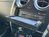 写真の場所にCD/DVDを挿入し、再生することができます。また、SDカードを使ってのCD録音も可能です!好きな音楽を聴きながら日々の疲れを癒し、家族で思い出に残るドライブを♪