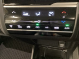 オートエアコンがついてますので、簡単操作で快適に過ごせます。リア熱線のスイッチの中に、雪道に対応したサイドミラーヒーターも入っています。