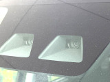【スマートアシスト】走行中に前方の車両等を認識し、衝突しそうな時は警報とブレーキで衝突回避と被害軽減をアシスト。より安全にドライブをお楽しみいただけます。