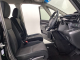 女性でも運転がしやすいように、シートの高さ調整機能(シートリフター)がついています。運転席と助手席の間が空いている為、助手席側への移動がスムーズです。交通量の多い道でも助手席側から乗り降りができます。