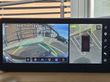 アラウンドビューモニター。上空から見下ろしているような映像で、スムースな駐車をサポートします。