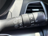 【オートライト(AUTO)】外の明るさをシステムが感知して、自動でヘッドライトが点灯します。ヘッドライトをつけ忘れを防ぐ便利機能です。