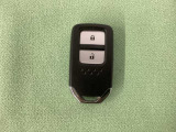 スマートキーを装備しています。鍵を差し込むことなくドアロックの開け閉めと、スタートボタン操作でのエンジンスタートができます。