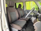 運転席まわりには十分なスペースがあり、大柄な方でもゆったり運転していただける環境です。