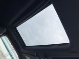 【サンルーフ】開放感たっぷりの希少装備、サンルーフが装着されています!車内に明かりを取り入れたり景色を楽しむ以外にも、車内の空気も簡単に換気できて快適です!